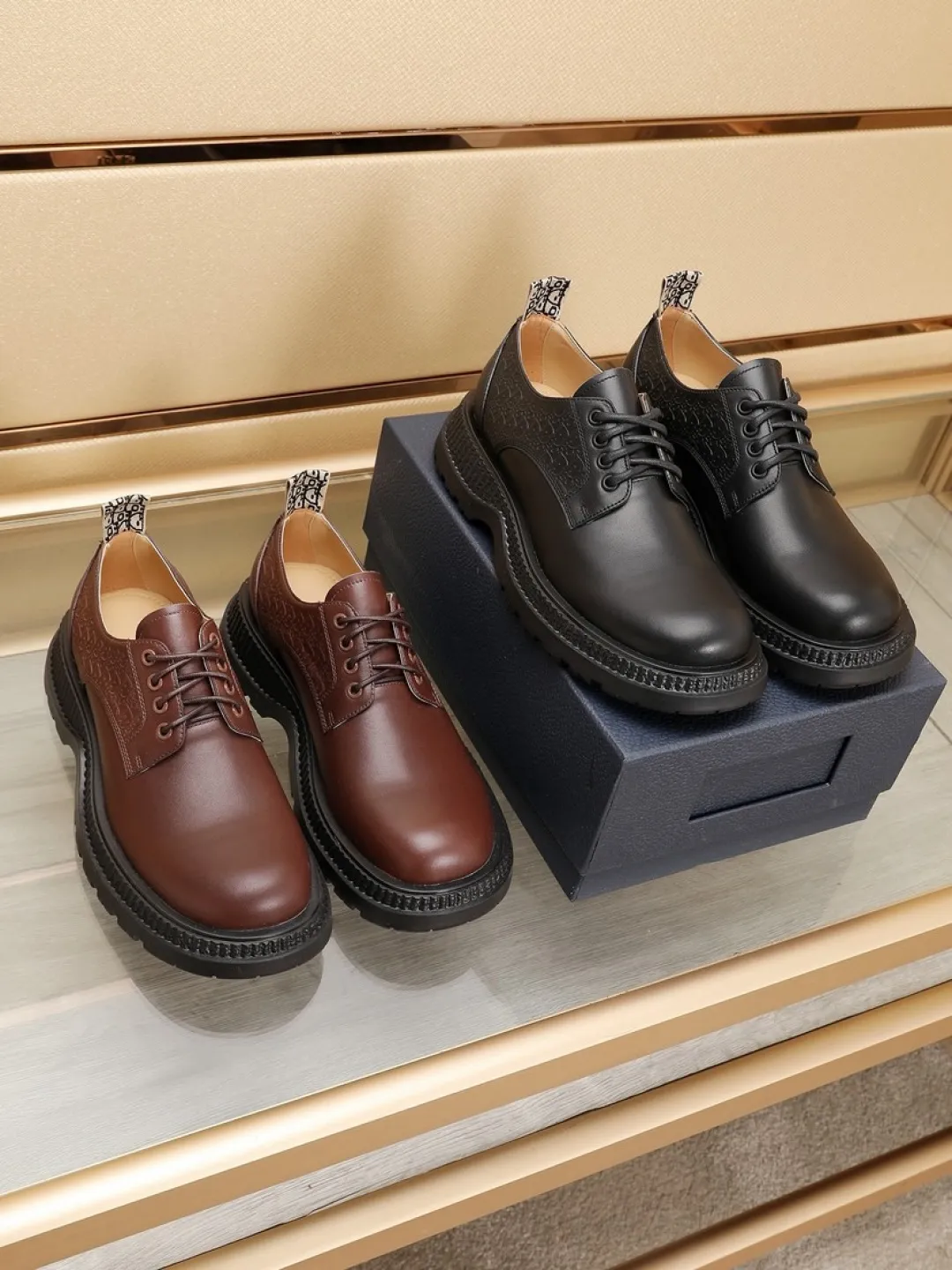 Factory P500💰Dior Buffalo's new low-top Derby casual leather shoes, a new product in the 2024 spring men's series, ideally combine unconventional characteristic elements with Dior's high-end aesthetic style. The original first-grain calfskin upper features side panels with a tonal debossed Oblique print, and the chunky rubber sole showcases a crepe-effect design. Styled with wide leather laces and Oblique-printed rear pull tabs, they add a modern touch to any look. Practical and stylish, it can be easily paired with a variety of casual looks. Size: 38-44 (45 customized)